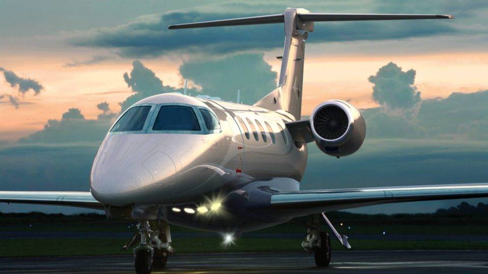 Embraer fecha acordo com sindicatos para suspensão de contrato redução de salário e jornada jato embraer phenom 300