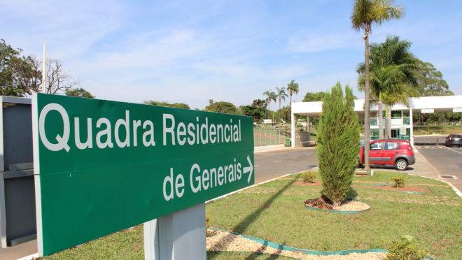 O residencial dos generais quatro estrelas em Brasília, conhecido como "Fazendinha": taifeiros cozinham, limpam a casa e cuidam do jardim, entre outros afazeres.