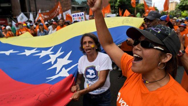 Opositores a Maduro protestam em Caracas neste sábado (16) pela manhã.