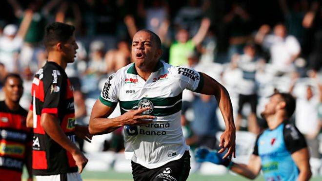 William Matheus comemora gol que garantiu a vitória do Coritiba