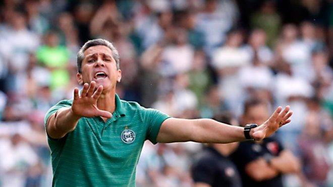 Técnico Jorginho admite falhas no Coritiba, mas ressalta trabalho da equipe