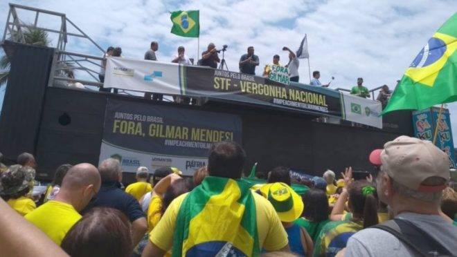 Manifestação em Copacabana, no Rio de Janeiro, neste domingo (17) pela manhã.