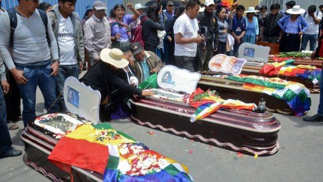 Familiares participam de funeral de mortos pela polícia durante protestos em Sacaba, Cochabamba, reduto eleitoral de Evo Morales.