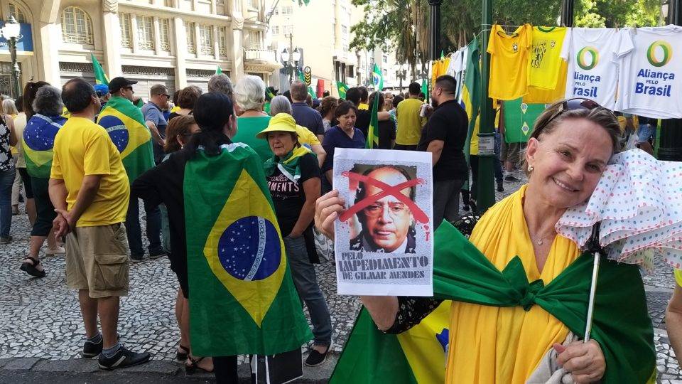 Pedidos de impeachment de ministros do STF batem recorde em 2019. Quem é o mais visado? Manifestante pede o impeachment do ministro Gilmar Mendes em ato público no último domingo (17).