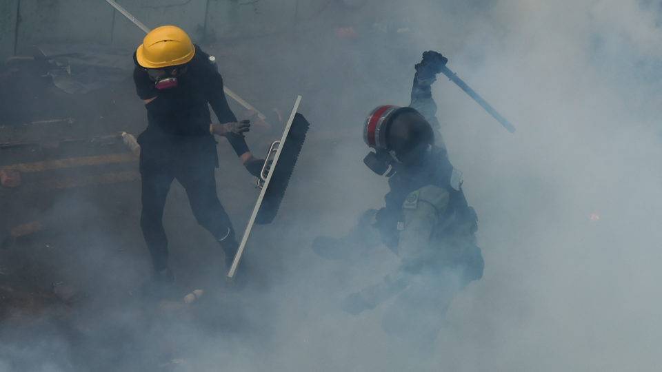 Manifestante é espancado pela polícia de choque