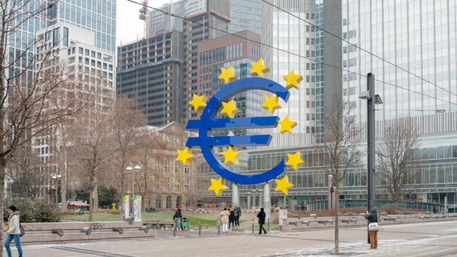 O Banco Central Europeu procura a estabilidade de preços na Zona do Euro e tem sua sede em Frankfurt, na Alemanha.