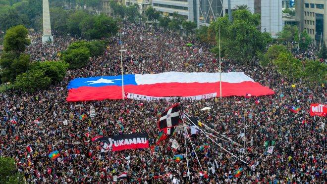 Manifestação em Santiago, no Chile. Governo anunciou consulta popular para mudar a constituição como forma de conter os protestos.