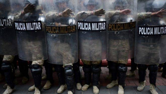 Polícia Militar da Bolívia em protesto de apoiadores do ex-presidente da Bolívia, Evo Morales, em La Paz, 14 de novembro de 2019