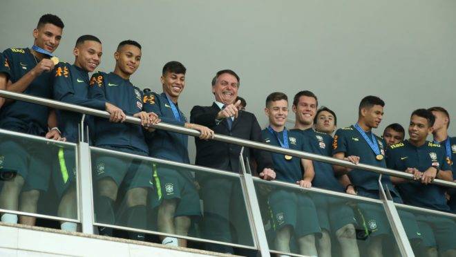Bolsonaro recebe a seleção brasileira Sub-17 tetracampeã do mundo