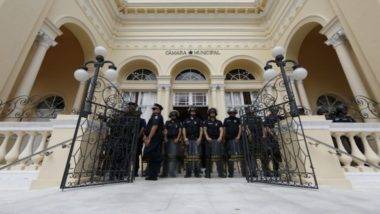 Reforço policial providenciou um cordão de isolamento na Câmara de Curitiba.