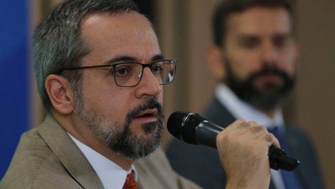 O ministro da Educação, Abraham Weintraub e o subsecretário de Planejamento e Orçamento, Adalton Rocha de Matos, durante entrevista coletiva sobre descontingenciamento de verbas