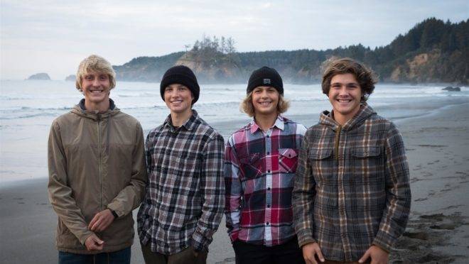 Da esquerda para a direita, Adrian York, Spenser Stratton, Taj Ortiz-Beck e Narayan Weibel, na praia de Trindad State, Califórnia, vários dias após terem resgatado os nadadores em apuros.