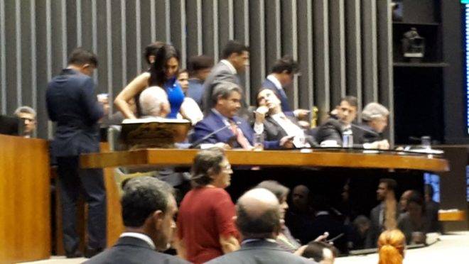 Momento em que oposição começou a deixar o plenário.