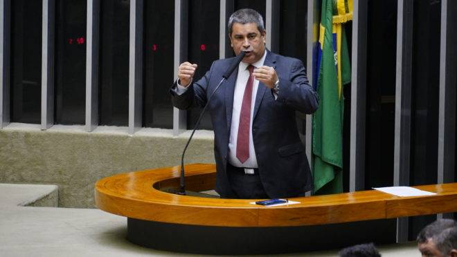 Deputado que quebrou placa de genocídio negro, Coronel Tadeu (PSL-SP) diz que policiais foram vítimas de racismo.