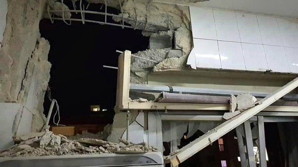 Casa destruída pelo ataque israelense nesta quarta-feira no subúrbio próximo a Damasco, na Síria
