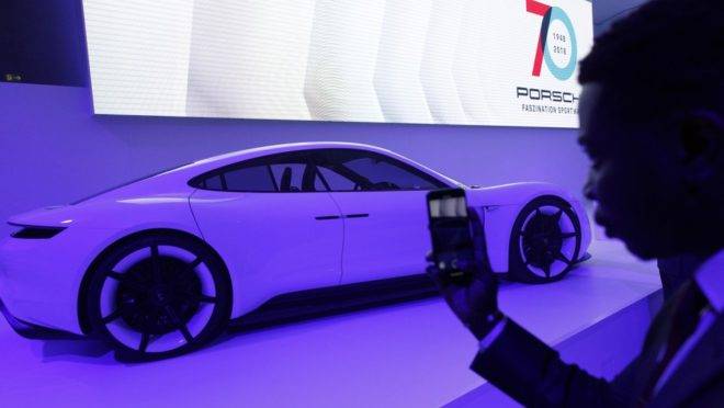 Porsche quer mais da metade de seus veículos movidos a eletricidade até 2025
