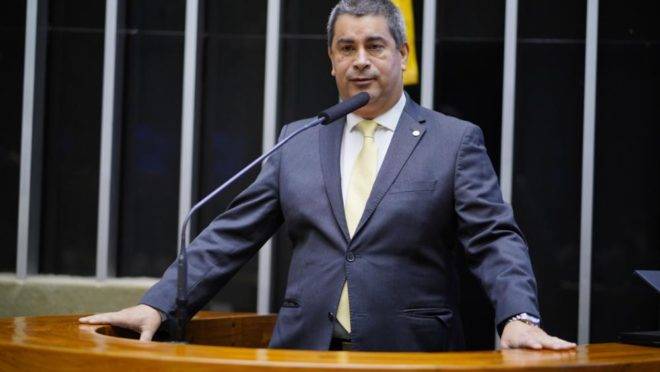 Coronel Tadeu quebrou placa feita em alusão ao movimento negro