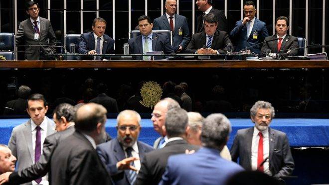 Os senadores incluíram, na proposta de emenda à Constituição (PEC) Paralela da Previdência, uma regra de transição para o novo cálculo de aposentadoria.