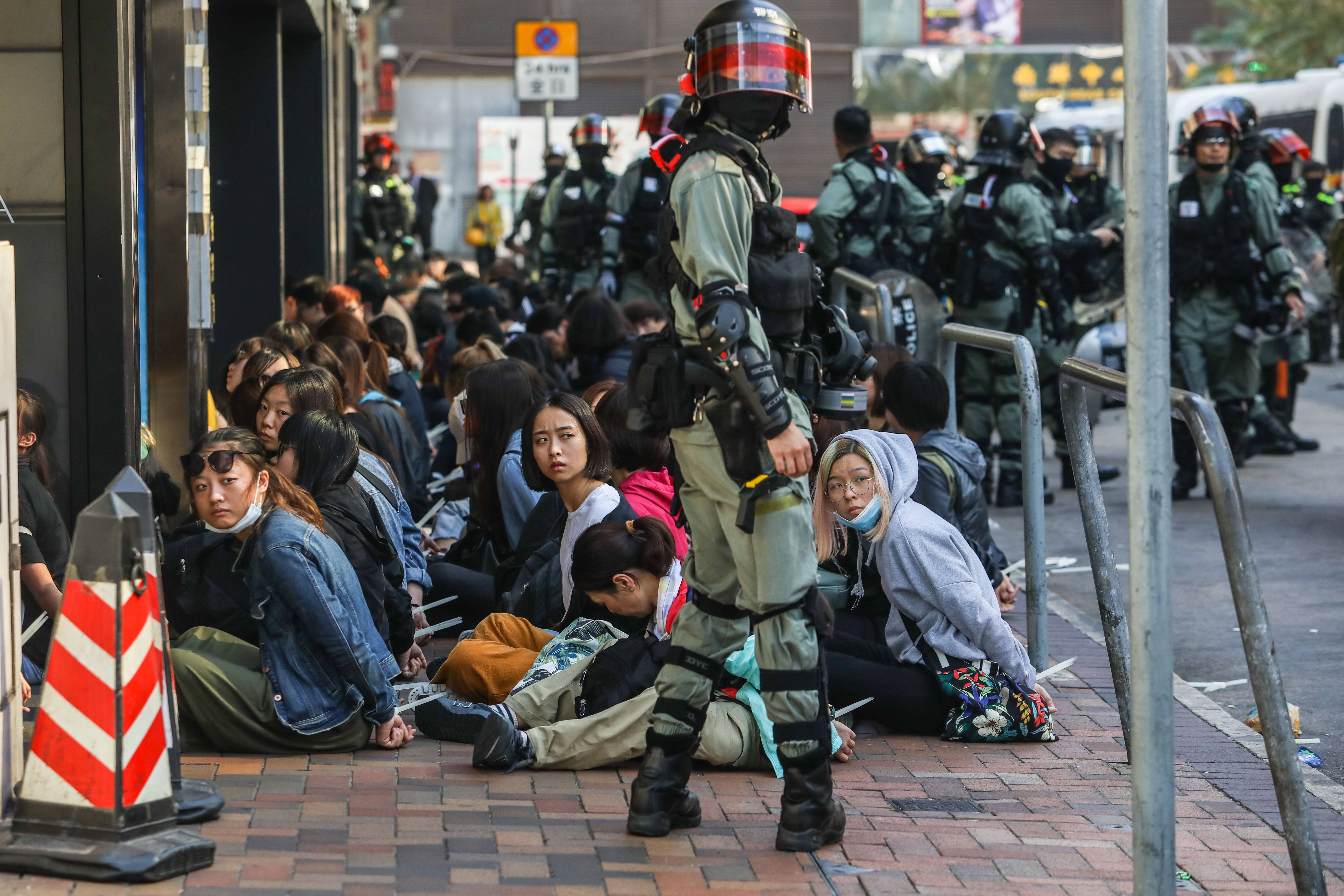 Manifestantes são detidos pela polícia perto da Universidade Politécnica de Hong Kong