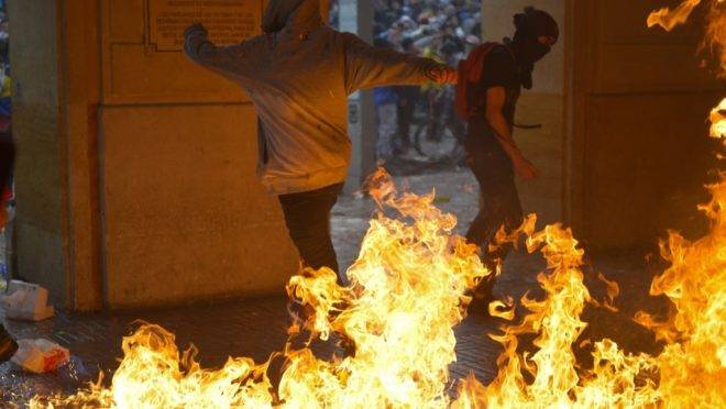Manifestantes colocam fogo na sede da prefeitura de Bogotá, Colômbia, em dia de greve geral e protestos, 21 de novembro