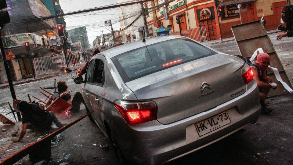 Um carro atropela manifestantes que protestam contra o governo de Sebastian Pinera no Chile