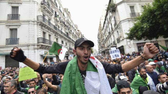 Manifestação antigovernamental no centro da capital Argel, na Argélia