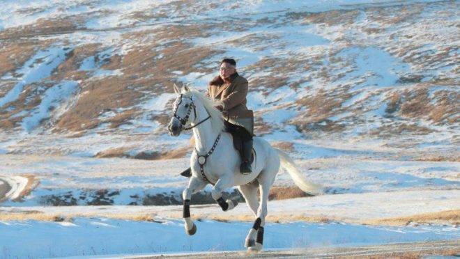 Esta foto sem data divulgada pela Agência Central de Notícias da Coreia em 16 de outubro de 2019 mostra o ditador norte-coreano Kim Jong-un montando um cavalo branco: monarquia comunista