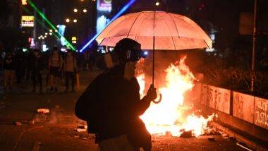 Em Hong Kong, a coragem de quem luta pela democracia Manifestante provoca incêndio para impedir que a polícia entre no câmpus da Universidade Politécnica de Hong Kong.