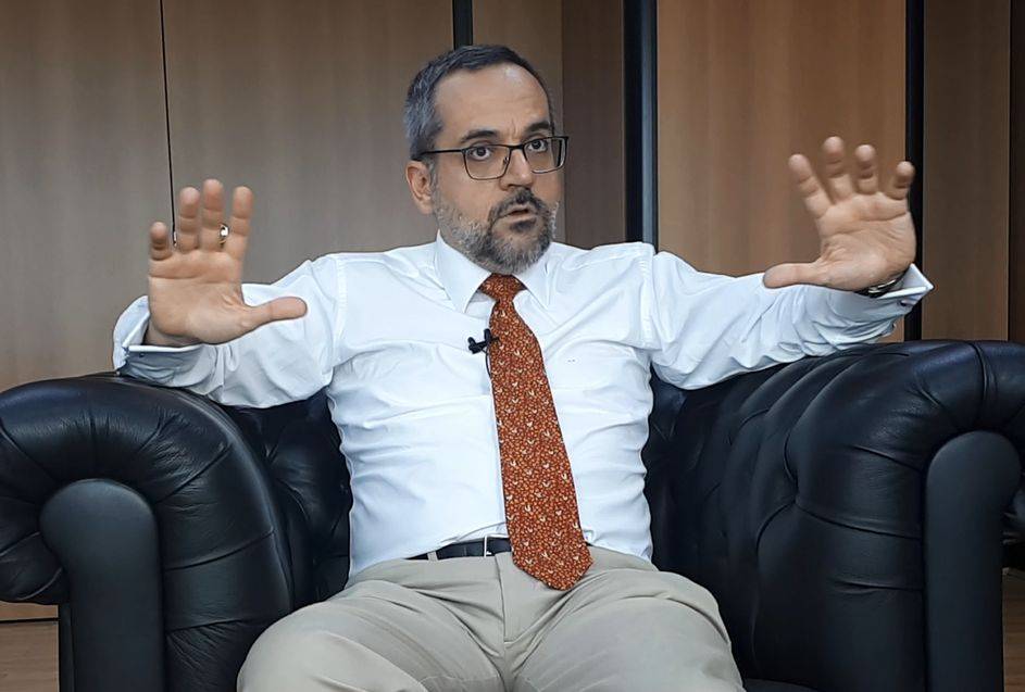 "Bilhões são jogados na privada para alimentar uma militância espúria”, diz o ministro Abraham Weintraub, sobre o desperdício de dinheiro nas universidades federais.