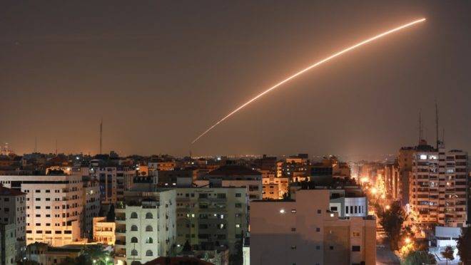 Míssil de Israel disparado do sistema de defesa aérea Cúpula de Ferro, projetado para interceptar e destruir foguetes, sobre Cidade de Gaza, 12 de novembro de 2019