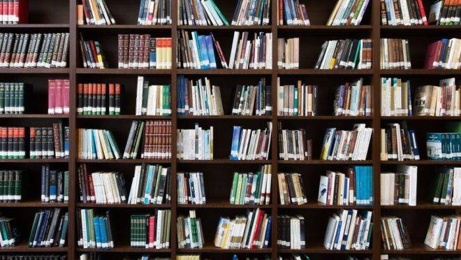 “É Natal. Se o leitor ainda não comprou todos os presentes, existem três livros já publicados no Brasil que merecem atenção particular.”