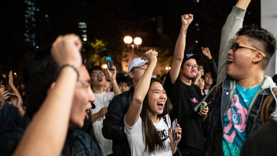 Partidos pró-democracia têm vitória avassaladora em eleições de Hong Kong Apoiadores pró-democracia comemoram resultado das eleições em Hong Kong