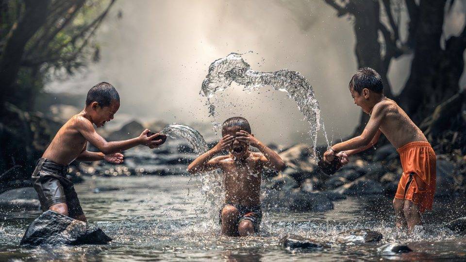 Autismo e atividade de férias: Brincadeiras com água Imagem de Sasin Tipchai por Pixabay