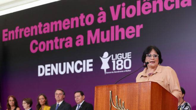 Damares Alves denunciou ofensas de jornalista em solenidade do dia do enfrentamento à violência contra a mulher.