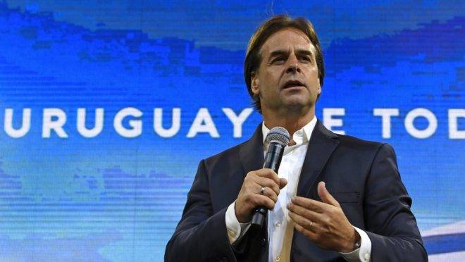O candidato à presidência do Uruguai pelo Partido Nacional, Luis Lacalle Pou, após segundo turno das eleições em Montevidéu, 24 de novembro de 2019