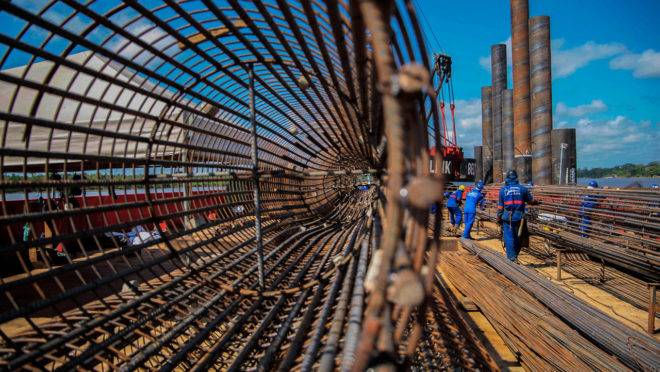 Obra de ponte no Pará. Construção civil depende da engenharia para se desenvolver.