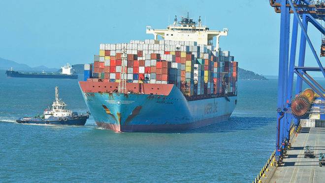 Navio no Porto de Paranaguá.