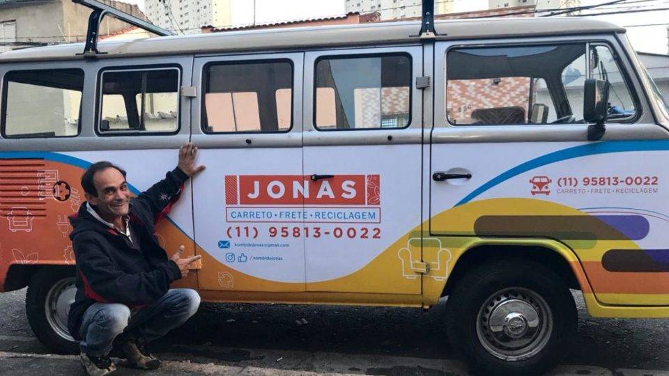 Jonas Baptista e a sua Kombi, reformada com a ajuda de voluntários que organizaram uma vaquinha | Divulgação