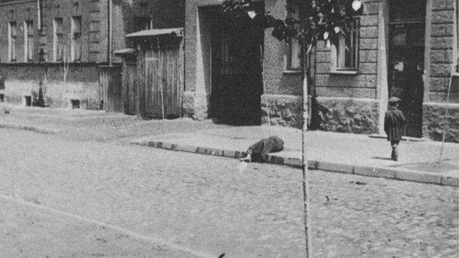 Uma vítima da fome em Kharkiv, Ucrânia, em 1933.