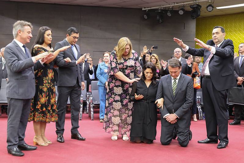 Bolsonaro pode liberar cassinos no Brasil se bancada evangélica apoiar Bolsonaro a e primeira dama Michelle são abençoados em culto em Manaus: apoio do Planalto à liberação de cassinos no país depende da bancada evangélica.