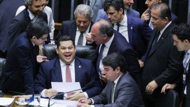 Davi Alcolumbre aposta na PEC 6x1 para sobreviver no comando do Senado.