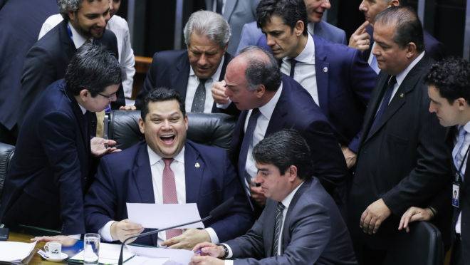 Presidente do Congresso, Davi Alcolumbre (DEM-AP), e parlamentares na sessão desta terça-feira: veto à propaganda partidária foi mantido.
