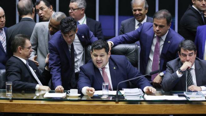 Presidente do Congresso, Davi Alcolumbre (DEM-AP), e parlamentares na sessão desta quarta-feira: insatisfação com quebra de acordo.