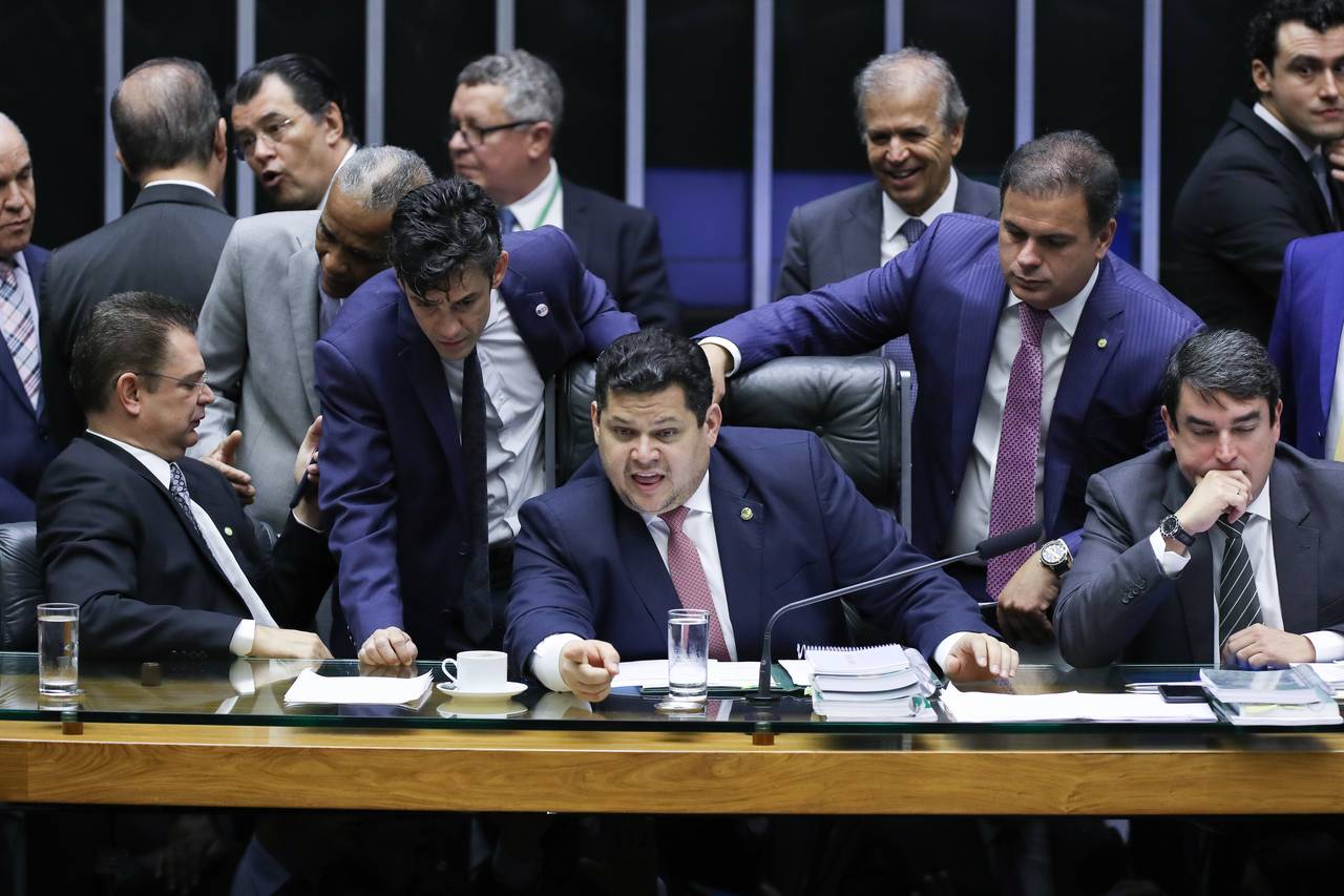 Presidente do Congresso, Davi Alcolumbre (DEM-AP), e parlamentares na sessão desta quarta-feira: insatisfação com quebra de acordo.