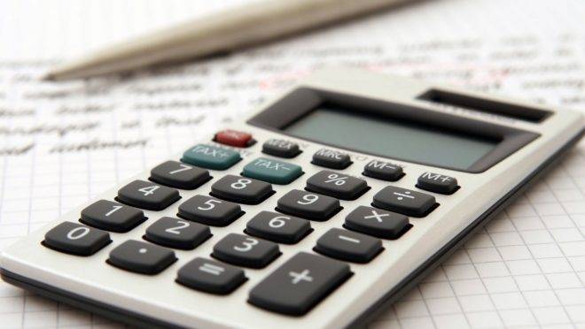 O Banco Central definiu uma nova regra para o cheque especial: os bancos não poderão cobrar mais de 8% ao mês.