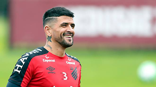 Lucho renovou contrato com o Athletico até o fim de 2020