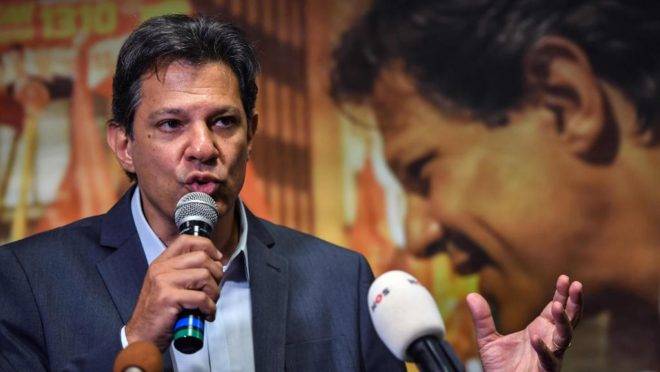 Como o projeto “Escola sem Homofobia”, idealizado durante a gestão de Fernando Haddad (foto) no Ministério da Educação, não chegou a ser executado, o TSE mandou retirar do ar vídeos sobre a temática produzidos pelo presidenciável Jair Bolsonaro (PSL) | Nelson Almeida / AFP
