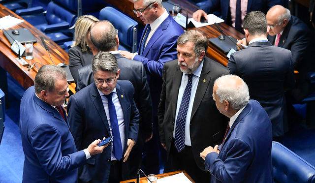 Senadores do Paraná em plenário.