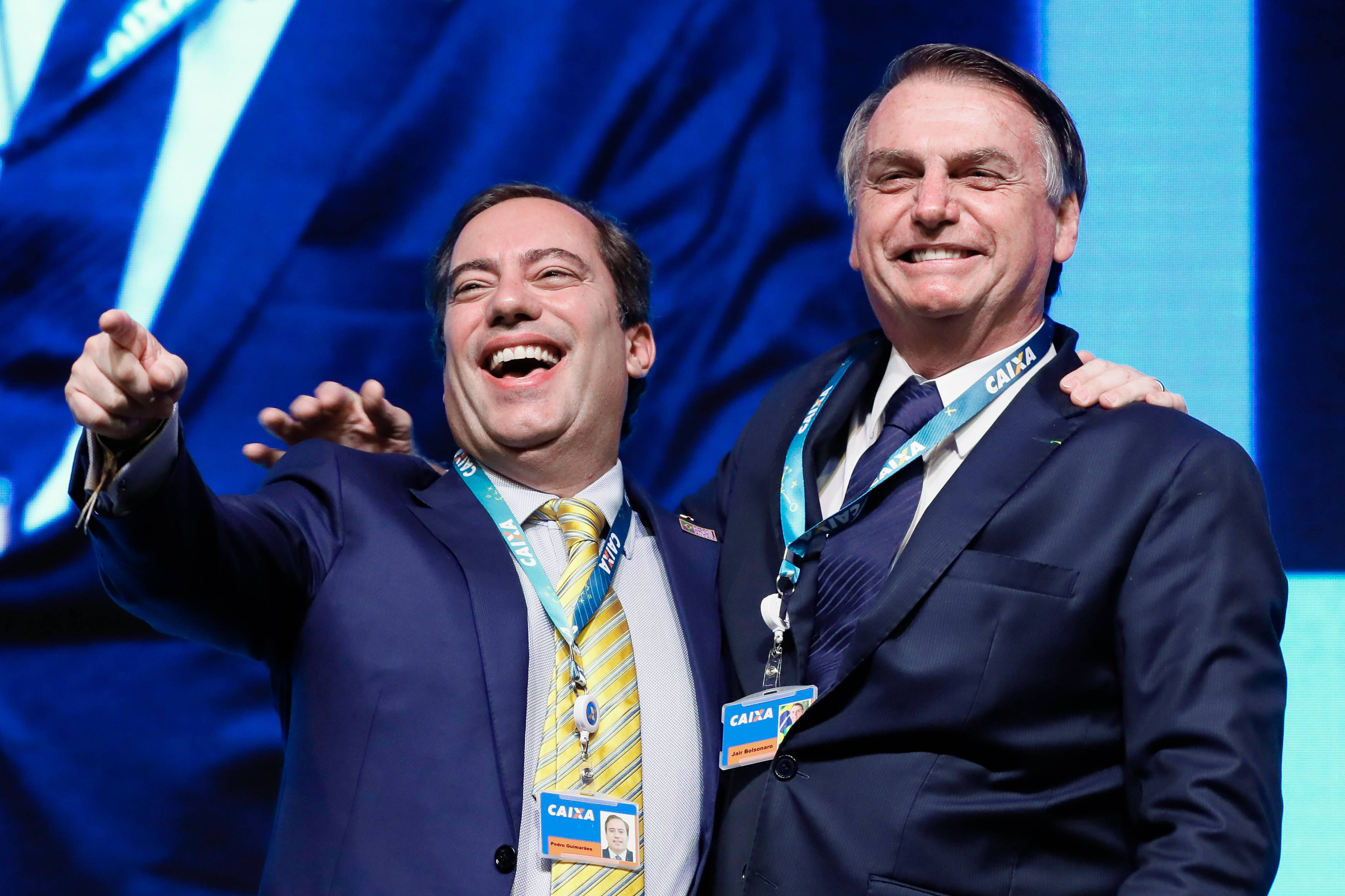 Presidente da Caixa Econômica Federal, Pedro Guimarães entrega crachá da Caixa ao presidente da República, Jair Bolsonaro