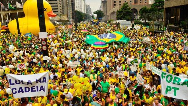 São Paulo – Manifestação na Avenida Paulista, região central da capital, contra a corrupção e pela saída da presidenta Dilma Rousseff (Rovena Rosa/Agência Brasil)
